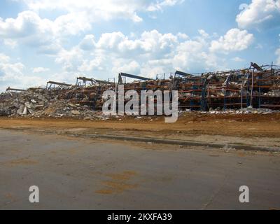 Tornado - Hackleburg, Alabama , 19. Juli 2011 Fast 90 Tage nachdem das Wrangler Distribution Center in Hackleburg am 27. April durch einen EF-5 Tornado in Marion County zerstört wurde, beobachtet und überwacht die FEMA das Tempo der Trümmerbeseitigung. Alabama schwere Stürme, Tornados, Stürme und Überschwemmungen. Fotos zu Katastrophen- und Notfallmanagementprogrammen, Aktivitäten und Beamten Stockfoto