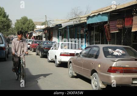 Kabul/Afghanistan: Ein Mann radelt auf einer Straße im Zentrum von Kabul. Stockfoto