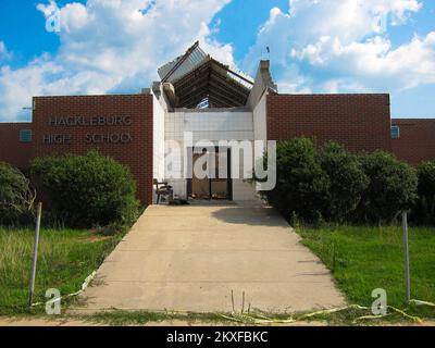 Tornado - Hackleburg, Alabama , 19. Juli 2011 schwere Schäden an der Hackeburg High School verursacht durch einen Tornado, der Hackleburg am 27. April traf. Die FEMA bietet Hilfestellung und Unterstützung bei der Wiederherstellung, um die Highschool bei der Wiederherstellung und dem Wiederaufbau zu unterstützen. Die Highschool wird am 5. August in tempororay Klassenzimmern wieder eröffnet. Alabama schwere Stürme, Tornados, Stürme und Überschwemmungen. Fotos zu Katastrophen- und Notfallmanagementprogrammen, Aktivitäten und Beamten Stockfoto