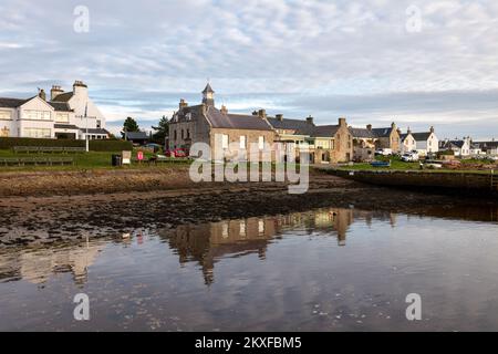 30. November 2022 Findhorn, Moray, Schottland. Dies sind die Gebäude im kleinen Dorf Findhorn, die sich auf dem Wasser der Buchten spiegeln. Stockfoto