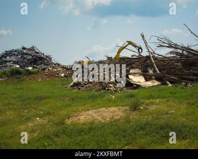 Tornado - Hackleburg, Alabama , 19. Juli 2011 Fast 90 Tage nachdem das Wrangler Distribution Center in Hackleburg am 27. April durch einen EF-5 Tornado in Marion County zerstört wurde, beobachtet und überwacht die FEMA das Tempo der Trümmerbeseitigung. Alabama schwere Stürme, Tornados, Stürme und Überschwemmungen. Fotos zu Katastrophen- und Notfallmanagementprogrammen, Aktivitäten und Beamten Stockfoto