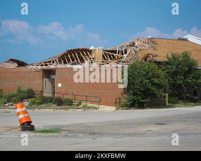 Tornado - Hackleburg, Alabama , 19. Juli 2011 schwere Schäden an der Hackeburg High School verursacht durch einen Tornado, der Hackleburg am 27. April traf. Die FEMA bietet Hilfestellung und Unterstützung bei der Wiederherstellung, um die Highschool bei der Wiederherstellung und dem Wiederaufbau zu unterstützen. Die Highschool wird am 5. August in tempororay Klassenzimmern wieder eröffnet. Alabama schwere Stürme, Tornados, Stürme und Überschwemmungen. Fotos zu Katastrophen- und Notfallmanagementprogrammen, Aktivitäten und Beamten Stockfoto