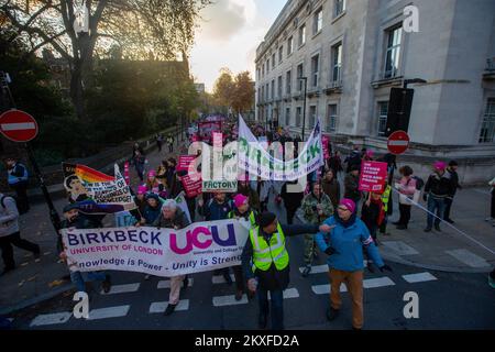 London, England, Großbritannien. 30.. November 2022. Mitglieder der University and College Union marschieren zum Tavistock Square, während Hochschulmitarbeiter für bessere Bezahlung und Konditionen streiken. (Kreditbild: © Tayfun Salci/ZUMA Press Wire) Kredit: ZUMA Press, Inc./Alamy Live News Stockfoto