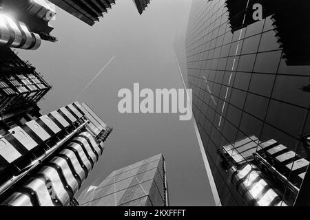 Das Lloyds-Gebäude und andere Wolkenkratzer in der City of London, Großbritannien, mit Blick von der Straße nach oben Stockfoto