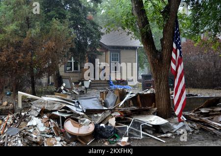 Überschwemmungen - Minot, N. D. , 26. Juli 2011 Trümmer vor einer privaten Residenz, wobei die amerikanische Flagge nach den jüngsten Überschwemmungen in Minot, North Dakota, noch immer zuwinkt. Die FEMA arbeitet an der Unterstützung der von den Überschwemmungen in North Dakota Betroffenen. Überschwemmung In North Dakota. Fotos zu Katastrophen- und Notfallmanagementprogrammen, Aktivitäten und Beamten Stockfoto