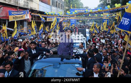 Neu-Delhi, Indien. 30.. November 2022. AAP (Aam Aadmi Party) und Delhi-Ministerpräsident Arivnd Kejriwal waren während seines Wahlkampfes für die Kommunalwahlen (MCD) zu sehen. Von den Wählern wird erwartet, dass sie ihre Stimmen für 250 Bezirke in der Hauptstadt abgeben. Die Wahlkommission kündigte an, dass die Wahlen am 4.. Dezember stattfinden und das Ergebnis am 7.. Dezember 2022 bekannt gegeben wird. Kredit: SOPA Images Limited/Alamy Live News Stockfoto