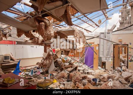 Tornado - Hackleburg, Alabama , 28. Juli 2011 schwere Schäden an der Hackeburg High School verursacht durch einen Tornado, der Hackleburg am 27. April traf. Die FEMA bietet Hilfestellung und Unterstützung bei der Wiederherstellung, um die Highschool bei der Wiederherstellung und dem Wiederaufbau zu unterstützen. Die Highschool wird am 5. August in tempororay Klassenzimmern wieder eröffnet. Alabama schwere Stürme, Tornados, Stürme und Überschwemmungen. Fotos zu Katastrophen- und Notfallmanagementprogrammen, Aktivitäten und Beamten Stockfoto