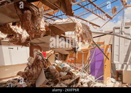 Tornado - Hackleburg, Alabama , 28. Juli 2011 schwere Schäden an der Hackeburg High School verursacht durch einen Tornado, der Hackleburg am 27. April traf. Die FEMA bietet Hilfestellung und Unterstützung bei der Wiederherstellung, um die Highschool bei der Wiederherstellung und dem Wiederaufbau zu unterstützen. Die Highschool wird am 5. August in tempororay Klassenzimmern wieder eröffnet. Alabama schwere Stürme, Tornados, Stürme und Überschwemmungen. Fotos zu Katastrophen- und Notfallmanagementprogrammen, Aktivitäten und Beamten Stockfoto