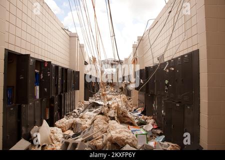 Tornado - Hackleburg, Alabama , 28. Juli 2011 schwere Schäden an der Hackeburg High School verursacht durch einen Tornado, der Hackleburg am 27. April traf. Die FEMA bietet Hilfestellung und Unterstützung bei der Wiederherstellung, um die Highschool bei der Wiederherstellung und dem Wiederaufbau zu unterstützen. Die Highschool wird am 5. August in tempororay Klassenzimmern wieder eröffnet. Überschwemmung In South Dakota. Fotos zu Katastrophen- und Notfallmanagementprogrammen, Aktivitäten und Beamten Stockfoto