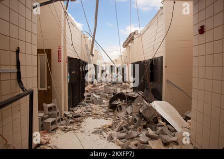 Tornado - Hackleburg, Alabama , 28. Juli 2011 schwere Schäden an der Hackeburg High School verursacht durch einen Tornado, der Hackleburg am 27. April traf. Die FEMA bietet Hilfestellung und Unterstützung bei der Wiederherstellung, um die Highschool bei der Wiederherstellung und dem Wiederaufbau zu unterstützen. Die Highschool wird am 5. August in tempororay Klassenzimmern wieder eröffnet. Alabama schwere Stürme, Tornados, Stürme und Überschwemmungen. Fotos zu Katastrophen- und Notfallmanagementprogrammen, Aktivitäten und Beamten Stockfoto