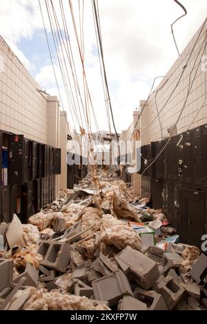 Tornado - Hackleburg, Alabama , 28. Juli 2011 schwere Schäden an der Hackeburg High School verursacht durch einen Tornado, der Hackleburg am 27. April traf. Die FEMA bietet Hilfestellung und Unterstützung bei der Wiederherstellung, um die Highschool bei der Wiederherstellung und dem Wiederaufbau zu unterstützen. Die Highschool wird am 5. August in tempororay Klassenzimmern wieder eröffnet. Alabama schwere Stürme, Tornados, Stürme und Überschwemmungen. Fotos zu Katastrophen- und Notfallmanagementprogrammen, Aktivitäten und Beamten Stockfoto