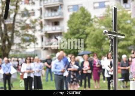 10.05.2020., Zagreb, Kroatien - anlässlich des Festes der Gemeinde des Heiligen Ivan Merz wurde auf dem Gemeindeland am Ort der zukünftigen Kirche eine Messe unter freiem Himmel abgehalten, in der ein Stein aus der Kirche des Heiligen Herzens Jesu begraben wurde, Die beim Erdbeben im März schwer beschädigt wurde. Foto: Davorin Visnjic/PIXSELL Stockfoto