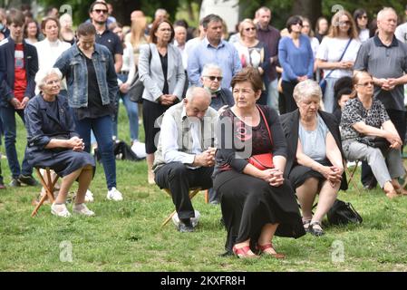 10.05.2020., Zagreb, Kroatien - anlässlich des Festes der Gemeinde des Heiligen Ivan Merz wurde auf dem Gemeindeland am Ort der zukünftigen Kirche eine Messe unter freiem Himmel abgehalten, in der ein Stein aus der Kirche des Heiligen Herzens Jesu begraben wurde, Die beim Erdbeben im März schwer beschädigt wurde. Foto: Davorin Visnjic/PIXSELL Stockfoto