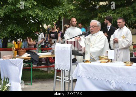 10.05.2020., Zagreb, Kroatien - anlässlich des Festes der Gemeinde des Heiligen Ivan Merz wurde auf dem Gemeindeland am Ort der zukünftigen Kirche eine Messe unter freiem Himmel abgehalten, in der ein Stein aus der Kirche des Heiligen Herzens Jesu begraben wurde, Die beim Erdbeben im März schwer beschädigt wurde. Foto: Davorin Visnjic/PIXSELL Stockfoto