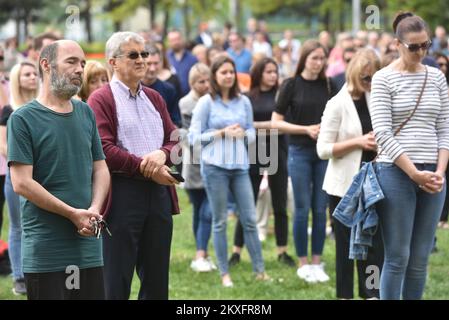 10.05.2020., Zagreb, Kroatien - anlässlich des Festes der Gemeinde des Heiligen Ivan Merz wurde auf dem Gemeindeland am Ort der zukünftigen Kirche eine Messe unter freiem Himmel abgehalten, in der ein Stein aus der Kirche des Heiligen Herzens Jesu begraben wurde, Die beim Erdbeben im März schwer beschädigt wurde. Foto: Davorin Visnjic/PIXSELL Stockfoto