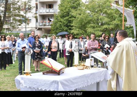 10.05.2020., Zagreb, Kroatien - anlässlich des Festes der Gemeinde des Heiligen Ivan Merz wurde auf dem Gemeindeland am Ort der zukünftigen Kirche eine Messe unter freiem Himmel abgehalten, in der ein Stein aus der Kirche des Heiligen Herzens Jesu begraben wurde, Die beim Erdbeben im März schwer beschädigt wurde. Foto: Davorin Visnjic/PIXSELL Stockfoto