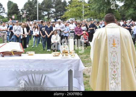 10.05.2020., Zagreb, Kroatien - anlässlich des Festes der Gemeinde des Heiligen Ivan Merz wurde auf dem Gemeindeland am Ort der zukünftigen Kirche eine Messe unter freiem Himmel abgehalten, in der ein Stein aus der Kirche des Heiligen Herzens Jesu begraben wurde, Die beim Erdbeben im März schwer beschädigt wurde. Foto: Davorin Visnjic/PIXSELL Stockfoto