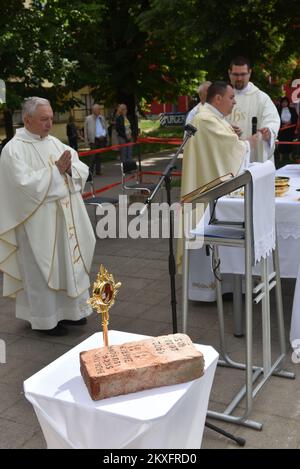 10.05.2020., Zagreb, Kroatien - anlässlich des Festes der Gemeinde des Heiligen Ivan Merz wurde auf dem Gemeindeland am Ort der zukünftigen Kirche eine Messe unter freiem Himmel abgehalten, in der ein Stein aus der Kirche des Heiligen Herzens Jesu begraben wurde, Die beim Erdbeben im März schwer beschädigt wurde. Foto: Davorin Visnjic/PIXSELL Stockfoto