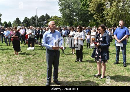 10.05.2020., Zagreb, Kroatien - anlässlich des Festes der Gemeinde des Heiligen Ivan Merz wurde auf dem Gemeindeland am Ort der zukünftigen Kirche eine Messe unter freiem Himmel abgehalten, in der ein Stein aus der Kirche des Heiligen Herzens Jesu begraben wurde, Die beim Erdbeben im März schwer beschädigt wurde. Foto: Davorin Visnjic/PIXSELL Stockfoto