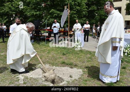 10.05.2020., Zagreb, Kroatien - anlässlich des Festes der Gemeinde des Heiligen Ivan Merz wurde auf dem Gemeindeland am Ort der zukünftigen Kirche eine Messe unter freiem Himmel abgehalten, in der ein Stein aus der Kirche des Heiligen Herzens Jesu begraben wurde, Die beim Erdbeben im März schwer beschädigt wurde. Foto: Davorin Visnjic/PIXSELL Stockfoto