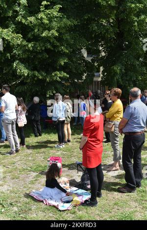 10.05.2020., Zagreb, Kroatien - anlässlich des Festes der Gemeinde des Heiligen Ivan Merz wurde auf dem Gemeindeland am Ort der zukünftigen Kirche eine Messe unter freiem Himmel abgehalten, in der ein Stein aus der Kirche des Heiligen Herzens Jesu begraben wurde, Die beim Erdbeben im März schwer beschädigt wurde. Foto: Davorin Visnjic/PIXSELL Stockfoto