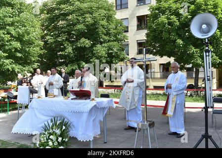 10.05.2020., Zagreb, Kroatien - anlässlich des Festes der Gemeinde des Heiligen Ivan Merz wurde auf dem Gemeindeland am Ort der zukünftigen Kirche eine Messe unter freiem Himmel abgehalten, in der ein Stein aus der Kirche des Heiligen Herzens Jesu begraben wurde, Die beim Erdbeben im März schwer beschädigt wurde. Foto: Davorin Visnjic/PIXSELL Stockfoto