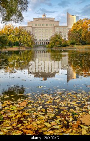 Leipzig, Deutschland - Blick auf die im Teich reflektierende Oper vom Oberer Park im Herbst Stockfoto