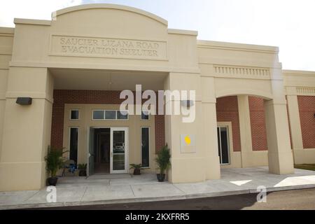 Saucier, Fräulein. , 28. Juli 2011 Mitglieder der Gemeinschaft versammeln sich zu den offiziellen Eröffnungszeremonien des Harrison County Evacuation Shelter. FEMA und MEMA arbeiteten zusammen, um drei Hurrikananlagen für die Gemeinden von Harrison County zu bauen. Foto: Chris Ragazzo/FEMA. Mississippi: Schwere Stürme, Tornados, Stürme und Überschwemmungen. Fotos zu Katastrophen- und Notfallmanagementprogrammen, Aktivitäten und Beamten Stockfoto