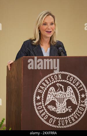 Saucier, Fräulein. , 28. Juli 2011 Connie Rockco (Distrikt 5) bei der Eröffnung des Harrison County Hurricane Center. FEMA und MEMA arbeiteten zusammen, um drei Hurrikananlagen für die Gemeinden von Harrison County zu bauen. Foto: Chris Ragazzo/FEMA. Mississippi: Schwere Stürme, Tornados, Stürme und Überschwemmungen. Fotos zu Katastrophen- und Notfallmanagementprogrammen, Aktivitäten und Beamten Stockfoto