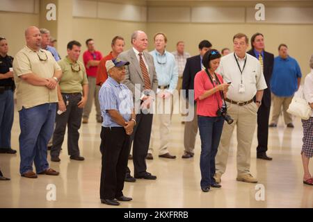 Hurrikan/Tropensturm - Saucier, Miss. , 28. Juli 2011 Mitglieder der Gemeinde Harrison County, Mississippi versammeln sich zu den offiziellen Eröffnungszeremonien des Harrison County Evacuation Shelter. FEMA und MEMA arbeiteten zusammen, um drei Hurrikananlagen für die Gemeinden von Harrison County zu bauen. Foto: Chris Ragazzo/FEMA. Alabama schwere Stürme, Tornados, Stürme und Überschwemmungen. Fotos zu Katastrophen- und Notfallmanagementprogrammen, Aktivitäten und Beamten Stockfoto