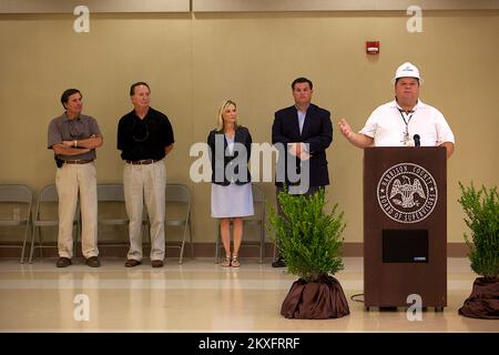 Saucier, Fräulein. Am 28. Juli 2011 wurde das Band offiziell durchgeschnitten, um die Eröffnung des Harrison County Evakuierungslagers zu signalisieren. Stephen Juszczyk (FEMA) hält eine Ansprache. FEMA und MEMA arbeiteten zusammen, um drei Hurrikananlagen für die Gemeinden von Harrison County zu bauen. Foto: Chris Ragazzo/FEMA. Mississippi: Schwere Stürme, Tornados, Stürme und Überschwemmungen. Fotos zu Katastrophen- und Notfallmanagementprogrammen, Aktivitäten und Beamten Stockfoto