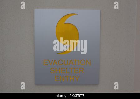 Saucier, Fräulein. , 28. Juli 2011 das Band wurde offiziell geschnitten, um die Eröffnung des Harrison County Hurricane Center zu signalisieren. FEMA und MEMA arbeiteten zusammen, um drei Hurrikananlagen für die Gemeinden von Harrison County zu bauen. Foto: Chris Ragazzo/FEMA. Mississippi: Schwere Stürme, Tornados, Stürme und Überschwemmungen. Fotos zu Katastrophen- und Notfallmanagementprogrammen, Aktivitäten und Beamten Stockfoto