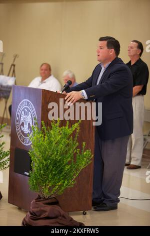 Saucier, Fräulein. Am 28. Juli 2011 wurde das Band offiziell durchgeschnitten, um die Eröffnung des Harrison County Evakuierungslagers zu signalisieren. Wendy Swetman (Distrikt 1) spricht die Gemeinde an. FEMA und MEMA arbeiteten zusammen, um drei Hurrikananlagen für die Gemeinden von Harrison County zu bauen. Foto: Chris Ragazzo/FEMA. Mississippi: Schwere Stürme, Tornados, Stürme und Überschwemmungen. Fotos zu Katastrophen- und Notfallmanagementprogrammen, Aktivitäten und Beamten Stockfoto