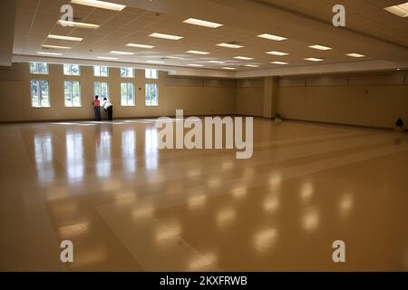 Saucier, Fräulein. , 28. Juli 2011 das Band wurde offiziell geschnitten, um die Eröffnung des Harrison County Hurricane Center zu signalisieren. FEMA und MEMA arbeiteten zusammen, um drei Hurrikananlagen für die Gemeinden von Harrison County zu bauen. Foto: Chris Ragazzo/FEMA. Mississippi: Schwere Stürme, Tornados, Stürme und Überschwemmungen. Fotos zu Katastrophen- und Notfallmanagementprogrammen, Aktivitäten und Beamten Stockfoto