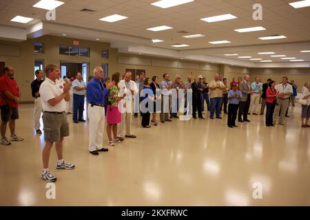 Hurrikan/Tropensturm - Saucier, Miss. , 28. Juli 2011 Mitglieder der Gemeinde Harrison County, Mississippi versammeln sich zu den offiziellen Eröffnungszeremonien des Harrison County Evacuation Shelter. FEMA und MEMA arbeiteten zusammen, um drei Hurrikananlagen für die Gemeinden von Harrison County zu bauen. Foto: Chris Ragazzo/FEMA. Überschwemmung In North Dakota. Fotos zu Katastrophen- und Notfallmanagementprogrammen, Aktivitäten und Beamten Stockfoto
