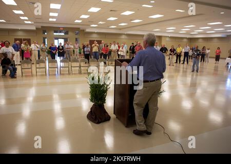 Saucier, Fräulein. , 28. Juli 2011 Mitglieder der Gemeinde Harrison County, Mississippi versammeln sich zu den offiziellen Eröffnungszeremonien des Harrison County Evacuation Shelter. FEMA und MEMA arbeiteten zusammen, um drei Hurrikananlagen für die Gemeinden von Harrison County zu bauen. Foto: Chris Ragazzo/FEMA. Mississippi: Schwere Stürme, Tornados, Stürme und Überschwemmungen. Fotos zu Katastrophen- und Notfallmanagementprogrammen, Aktivitäten und Beamten Stockfoto