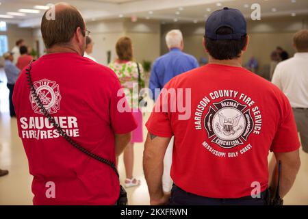 Saucier, Fräulein. , 28. Juli 2011 Notfallhelfer und Mitglieder der Gemeinde versammeln sich zu den offiziellen Eröffnungszeremonien des Harrison County EvakuierungsShelters. FEMA und MEMA arbeiteten zusammen, um drei Hurrikananlagen für die Gemeinden von Harrison County zu bauen. Foto: Chris Ragazzo/FEMA. Hurrikan Katrina, Mississippi. Fotos zu Katastrophen- und Notfallmanagementprogrammen, Aktivitäten und Beamten Stockfoto