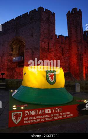 Caernarfon Castle, rot beleuchtet zum Gedenken an die Fußballmannschaft von Wales, Weltmeisterschaft 2022, Gwynedd, North Wales, Vereinigtes Königreich, Stockfoto