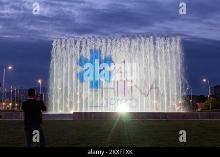 13.05.2020., Zagreb, Kroatien - der Wasservorhang der Brunnen in Hrvatske bratske zajednice Straße erleuchtete zu Ehren der Mitarbeiter des Instituts für Notfallmedizin der Stadt Zagreb. Foto: Davor Puklavec/PIXSELL Stockfoto