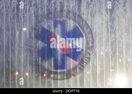 13.05.2020., Zagreb, Kroatien - der Wasservorhang der Brunnen in Hrvatske bratske zajednice Straße erleuchtete zu Ehren der Mitarbeiter des Instituts für Notfallmedizin der Stadt Zagreb. Foto: Davor Puklavec/PIXSELL Stockfoto