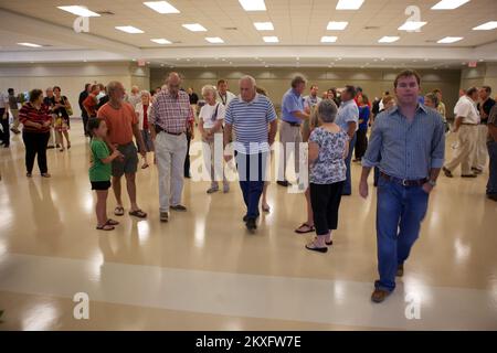 Saucier, Fräulein. , 28. Juli 2011 Mitglieder der Gemeinschaft versammeln sich zu den offiziellen Eröffnungszeremonien des Harrison County Evacuation Shelter. FEMA und MEMA arbeiteten zusammen, um drei Hurrikananlagen für die Gemeinden von Harrison County zu bauen. Foto: Chris Ragazzo/FEMA. Mississippi: Schwere Stürme, Tornados, Stürme und Überschwemmungen. Fotos zu Katastrophen- und Notfallmanagementprogrammen, Aktivitäten und Beamten Stockfoto