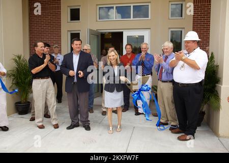 Saucier, Fräulein. Am 28. Juli 2011 wurde das Band offiziell durchgeschnitten, um die Eröffnung des Harrison County Evakuierungslagers zu signalisieren. Wendy Swetman (Distrikt 1) Connie Rockco (Distrikt 5) und Stephen Juszczyk (FEMA) sind überwältigend bei der großen Eröffnung des Schutzraums. FEMA und MEMA arbeiteten zusammen, um drei Hurrikananlagen für die Gemeinden von Harrison County zu bauen. Foto: Chris Ragazzo/FEMA. Hurrikan Katrina, Mississippi. Fotos zu Katastrophen- und Notfallmanagementprogrammen, Aktivitäten und Beamten Stockfoto
