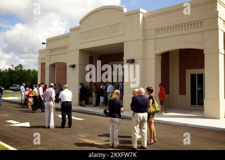 Saucier, Fräulein. , 28. Juli 2011 Socier, Mississippi Community Mitglieder versammeln sich zu den offiziellen Eröffnungszeremonien des Harrison County Evacuation Shelter. FEMA und MEMA arbeiteten zusammen, um drei Hurrikananlagen für die Gemeinden von Harrison County zu bauen. Foto: Chris Ragazzo/FEMA. Mississippi: Schwere Stürme, Tornados, Stürme und Überschwemmungen. Fotos zu Katastrophen- und Notfallmanagementprogrammen, Aktivitäten und Beamten Stockfoto