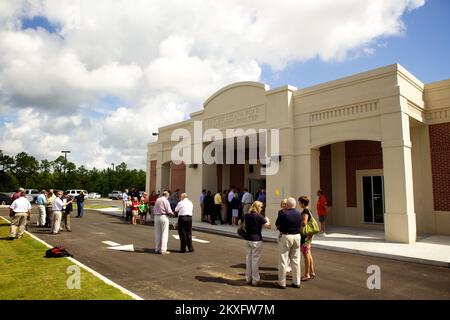 Saucier, Fräulein. , 28. Juli 2011 Mitglieder der Gemeinschaft versammeln sich zu den offiziellen Eröffnungszeremonien des Saucier Shelter. FEMA und MEMA arbeiteten zusammen, um drei Hurrikananlagen für die Gemeinden von Harrison County zu bauen. Foto: Chris Ragazzo/FEMA. Hurrikan Katrina, Mississippi. Fotos zu Katastrophen- und Notfallmanagementprogrammen, Aktivitäten und Beamten Stockfoto