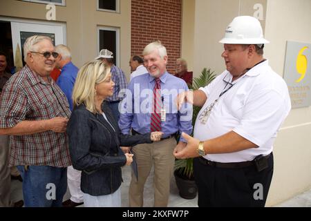 Saucier, Fräulein. , 28. Juli 2011 das Band wurde offiziell geschnitten, um die Eröffnung des Harrison County Hurricane Center zu signalisieren. Connie Rockco (Distrikt 5) und Stephen Juszczyk (FEMA) sind überwältigend bei der Eröffnung des Schutzraums. FEMA und MEMA arbeiteten zusammen, um drei Hurrikananlagen für die Gemeinden von Harrison County zu bauen. Foto: Chris Ragazzo/FEMA. Mississippi: Schwere Stürme, Tornados, Stürme und Überschwemmungen. Fotos zu Katastrophen- und Notfallmanagementprogrammen, Aktivitäten und Beamten Stockfoto