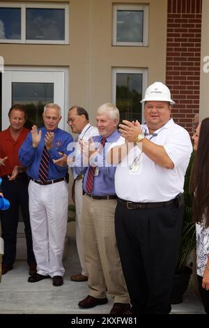 Saucier, Fräulein. Am 28. Juli 2011 wurde das Band offiziell durchgeschnitten, um die Eröffnung des Harrison County Evakuierungslagers zu signalisieren. Stephen Juszczyk (FEMA) hat bei der großen Öffnung des Schutzraums einen Helm. FEMA und MEMA arbeiteten zusammen, um drei Hurrikananlagen für die Gemeinden von Harrison County zu bauen. Foto: Chris Ragazzo/FEMA. Mississippi: Schwere Stürme, Tornados, Stürme und Überschwemmungen. Fotos zu Katastrophen- und Notfallmanagementprogrammen, Aktivitäten und Beamten Stockfoto