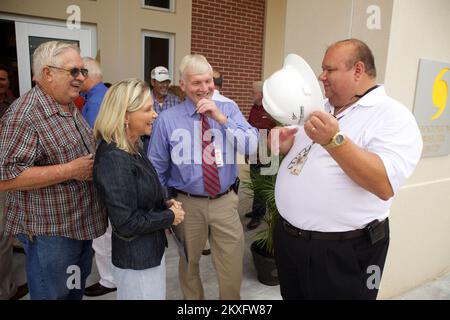 Hurrikan/Tropensturm - Saucier, Miss. , 28. Juli 2011 das Band wurde offiziell geschnitten, um die Eröffnung des Harrison County Hurricane Center zu signalisieren. Connie Rockco (Distrikt 5) und Stephen Juszczyk (FEMA) sind überwältigend bei der Eröffnung des Schutzraums. FEMA und MEMA arbeiteten zusammen, um drei Hurrikananlagen für die Gemeinden von Harrison County zu bauen. Foto: Chris Ragazzo/FEMA. Mississippi: Schwere Stürme, Tornados, Stürme und Überschwemmungen. Fotos zu Katastrophen- und Notfallmanagementprogrammen, Aktivitäten und Beamten Stockfoto