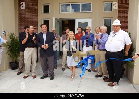 Saucier, Fräulein. Am 28. Juli 2011 wurde das Band offiziell durchgeschnitten, um die Eröffnung des Harrison County Evakuierungslagers zu signalisieren. Wendy Swetman (Distrikt 1) Connie Rockco (Distrikt 5) und Stephen Juszczyk (FEMA) sind überwältigend bei der großen Eröffnung des Schutzraums. FEMA und MEMA arbeiteten zusammen, um drei Hurrikananlagen für die Gemeinden von Harrison County zu bauen. Hurrikan Katrina, Mississippi. Fotos zu Katastrophen- und Notfallmanagementprogrammen, Aktivitäten und Beamten Stockfoto