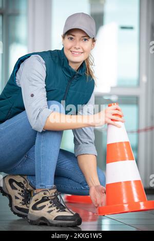 Der Kursleiter legt das Konzept der Kegelfahrschule fest Stockfoto