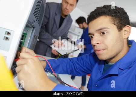 Elektrische Messungen mit einem Multimeter Stockfoto